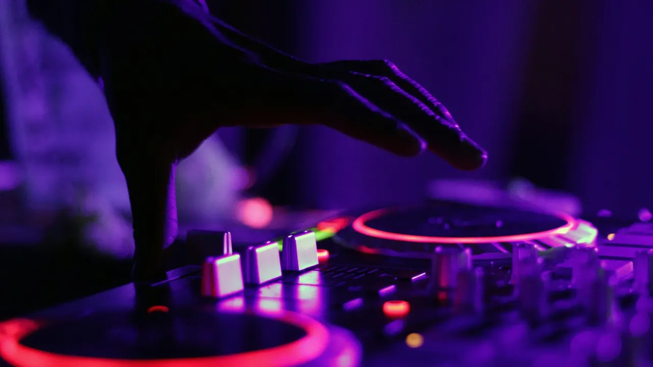 Melodic Techno Essentials: 5 Tips for Emotional, Driving Tracks